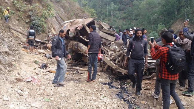 Bus Peziarah di Sri Lanka Tergelincir dari Tebing, 21 Orang Tewas Setidaknya 21 orang tewas di Sri Lanka setelah sebuah bus yang membawa peziarah tergelincir dari tebing pada Minggu (11/5).