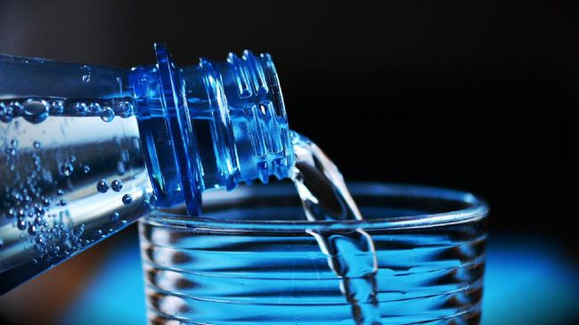 Penumpang tinggal membawa botol plastik yang bisa ditukar kredit tiket kereta atau bus.