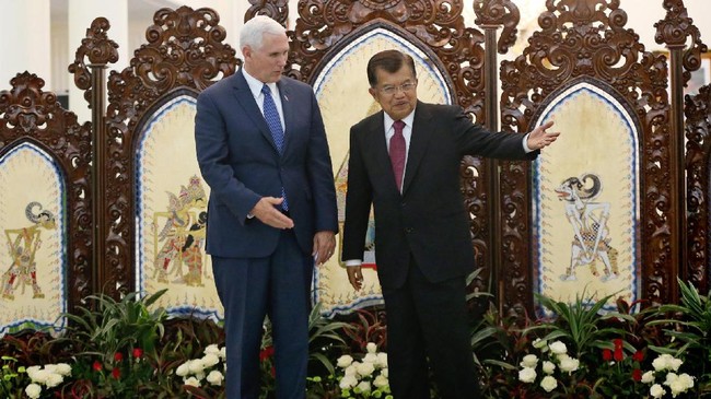 Wapres Jusuf Kalla menyebut lawan mainnya dari AS, Mike Pence, menginginkan hubungan negaranya dengan RI lebih bersifat bilateral, alih-alih multilateral.