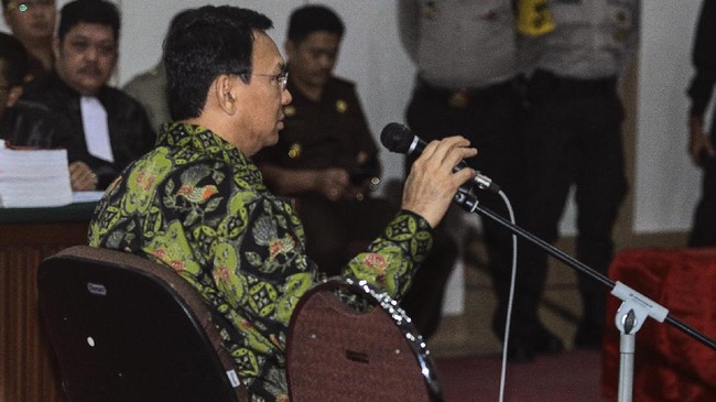 Jaksa sebelumnya menuntut 1 tahun pidana penjara dan 2 tahun pidana penjara percobaan terkait Pasal 156 yakni kebencian terhadap satu golongan.