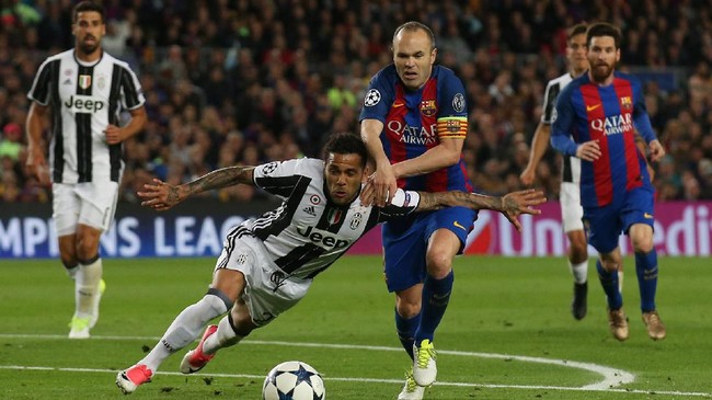 Bek Juventus Dani Alves menolak anggapan kemenangan timnya atas Barcelona membuat Si Nyonya Tua difavoritkan meraih juara Liga Champions.