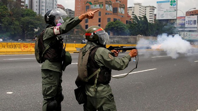Protes anti-Maduro meningkat hingga warga dan tentara melakukan penyerangan terhadap sebuah markas militer di Venezuela. Dua orang tewas akibat peristiwa ini.