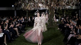 Keanggunan Bunga Sakura dalam Rancangan Khusus Christian Dior