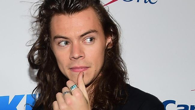 Dalam monolog pembuka di Saturday Night Live, Harry Styles menyebutkan nama semua personel One Direction, kecuali Zayn Malik.
