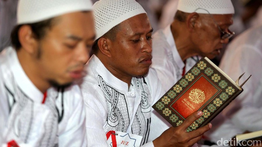 Ribuan warga binaan menghatamkan Al Qur'an di Rutan Klas 1 Cipinang&comma; Jakarta&comma; Kamis &lpar;20&sol;4&sol;2017&rpar;&period; Kementerian Hukum dan HAM &lpar;Kemenkumham&rpar; menggelar acara Khataman Alquran&period; Acara ini berlangsung di Rumah Tahanan &lpar;Rutan&rpar; Klas I Cipinang&comma; Jakarta Timur&period; acara ini diikuti oleh 50 ribu narapidana seluruh Indonesia&period; Dari Rutan Klas I Cipinang sendiri&comma; ada sekitar 600 narapidana yang ikut serta dalam acara Khatam Alquran ini&period; Agung Pambudhy&sol;Detikcom&period;