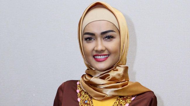 Orang-orang terdekat Jupe memberikan kenangan mereka terkait artis bernama asli Yuli Rahmawati yang belum terungkap di depan kamera media.