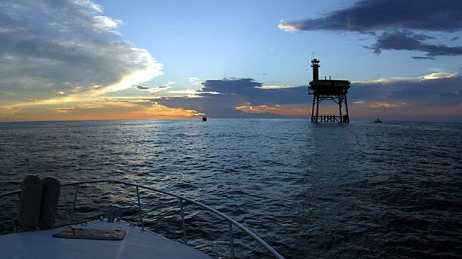 Menginap dengan pemandangan pantai sudah biasa. Bagaimana jika ada tawaran menginap langsung di tengah lautan luas?