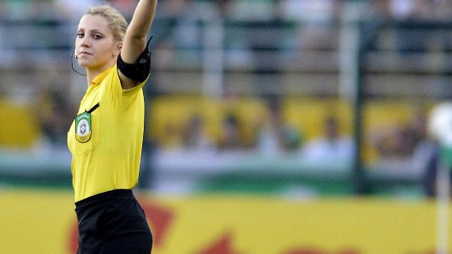 Sebelum muncul Denise Bueno, dunia sepak bola sudah memiliki beberapa nama wasit wanita yang terkenal karena memiliki paras cantik. Siapa sajakah mereka?
