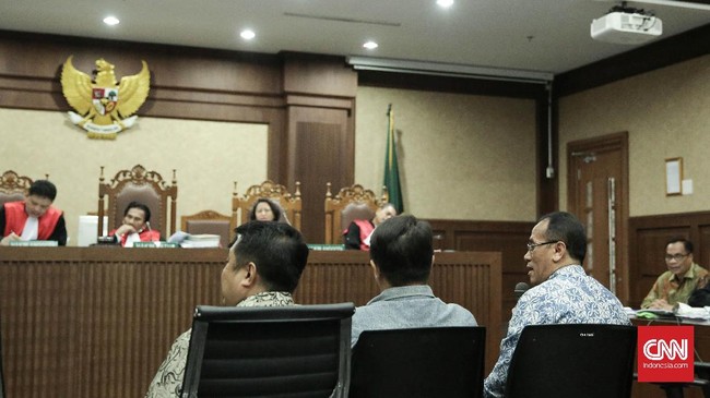 Direktur PT Sandipala Arthapura Paulus Tanos tak bisa hadiri sidang kasus korupsi proyek e-KTP hari ini. Padahal kesaksiannya penting untuk ungkap kasus itu.