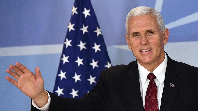 Dikenal sebagai seorang Kristen konservatif, Mike Pence berkunjung ke Indonesia dan direncanakan mengadakan dialog antar-agama di Masjid Istiqlal.