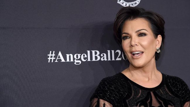 Sumber menyebut Kris Jenner menyadari peluang mereguk pundi-pundi dari popularitas cucunya sendiri yang juga anak Kylie, Stormi Webster.