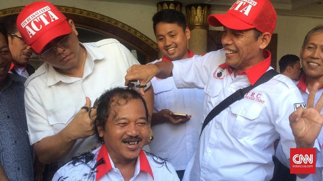 Pengurus Advokat Cinta Tanah Air (ACTA) merayakan kemenangan Anies Baswedan-Sandiaga Uno dalam Pilkada DKI Jakarta dengan memotong rambut. 