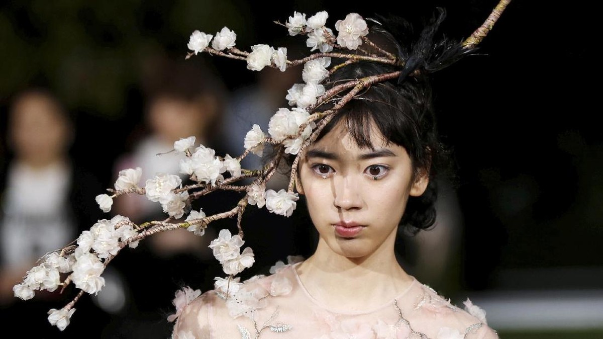 Keanggunan Bunga Sakura dalam Rancangan Khusus Christian Dior