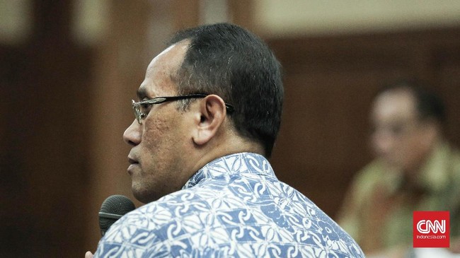 Ketua Panitia Pengadaan Barang/Jasa Proyek e-KTP Drajat Wisnu Setyawan menyatakan pernah mengantarkan bungkusan berisi uang pada seorang anggota DPR. 