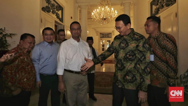 Ahok menyerahkan sepenuhnya rencana penutupan hotel dan pusat hiburan Alexis di Jakarta Utara kepada Anies-Sandi jika kelak memimpin Jakarta.