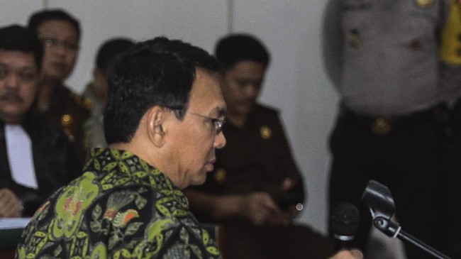 Berbeda tahun sebelumnya, tahun ini perayaan ulang tahun Ahok digelar di penjara oleh keluarga. Mereka yang tidak ikut merayakan hanya bisa mendoakan.