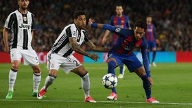 Dani Alves Bantah Pengaruhi Neymar Tinggalkan Barca