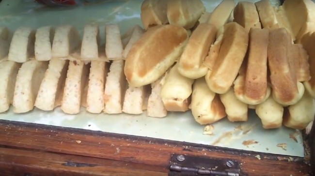 Tahukah kamu bandros? Kalau belum tahu mengenai penganan klasik yang nikmat itu, simak cerita berikut ini.
