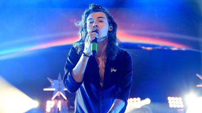 Harry Styles akhirnya buka suara mengenang kisah percintaannya dengan Taylor Swift. Dia menyebut saat itu adalah yang terbaik dan berterima kasih atasnya.