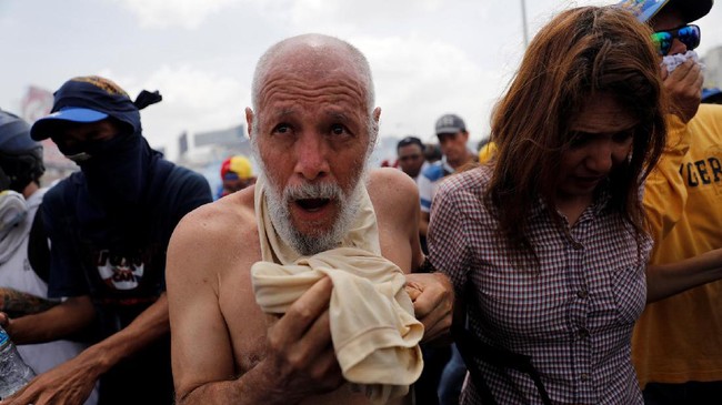 Ribuan warga Venezuela mengungsi karena kondisi negara yang terus memburuk. Terdapat lebih dari 30 ribu orang mengungsi ke Brasil sejak tahun lalu.