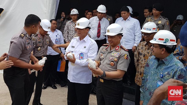 Kapolri melontarkan pujian terhadap mantan Kabareskrim Polri Komjen Budi Waseso yang giat memperjuangkan pembangunan gedung Bareskrim Rp646 miliar. 