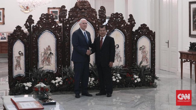 Jusuf Kalla menilai kunjungan Wakil Presiden AS Mike Pence di waktu yang tepat. Dia pun membanggakan kesukseskan proses pilkada kepada Pence.