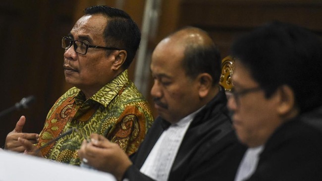 Pengacara Hotma Sitompul mengaku pernah menerima uang sebesar US$400.000 dan Rp150 juta dari terdakwa kasus e-KTP, Irman dan Sugiharto.