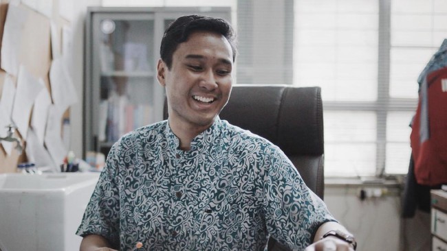 Tak ada jalan yang mudah untuk meraih prestasi. Tak jarang jalannya sunyi. Begitulah yang dialami doktor muda yang menjadi promotor doktor lain ini.