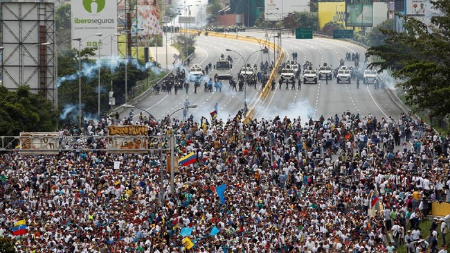 Protes menentang pemungutan suara untuk Presiden Maduro di Caracas menimbulkan korban jiwa. Setidaknya sudah 5 orang meninggal sejak Sabtu (29/7).