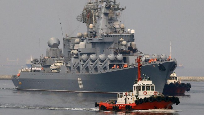 Kapal perang Rusia, Varyag, berlabuh di Manila, Filipina, Kamis (20/4). Presiden Duterte menyambut gembira kedatangan kapal perang tersebut.