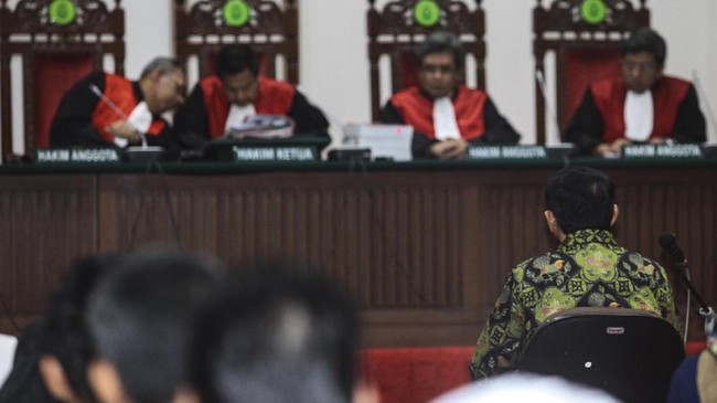 Ahok: Saya Ikan Kecil Nemo di Tengah Jakarta Gubernur Ahok menyatakan dirinya macam Nemo, salah satu tokoh film animasi, terkait dengan upaya dirinya yang melawan arus untuk menyatakan kebenaran.