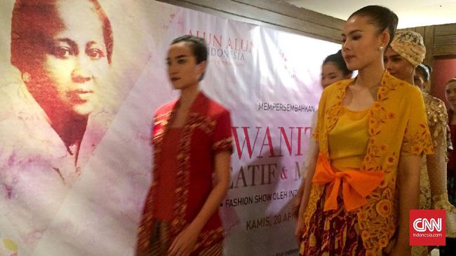 Kebaya yang identik dengan sosok Kartini terus berkembang. Sejumlah perancang busana lokal melakukan modifikasi yang mengikuti perubahan zaman.