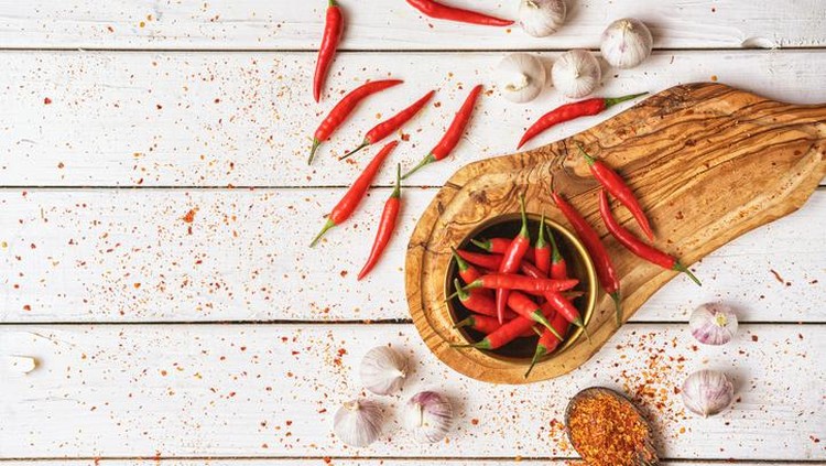 Makan pedas saat menyusui sah-sah saja. Bahkan ada satu keuntungannya lho.