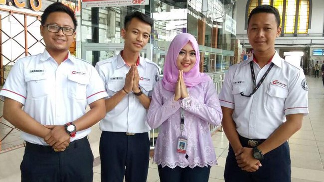 PT KAI Commuter Jabodetabek (KCJ) hadirkan pelayanan berbeda pada Hari Kartini 21 April 2017. Sepanjang hari, para petugas Passenger Service dan announcer perempuan di stasiun-stasiun KRL akan menggunakan kebaya saat bertugas. Total akan ada 114 dari 245 petugas passenger service yang berkebaya dan siap melayani para pengguna KRL di stasiun hari ini.
