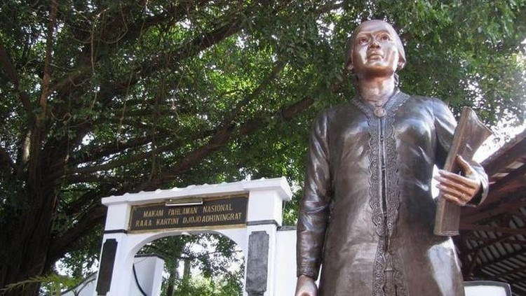Sama-sama bergerak untuk memperjuangkan kaum perempuan, namun ada perbedaan antara Rohana Kudus dengan RA Kartini.