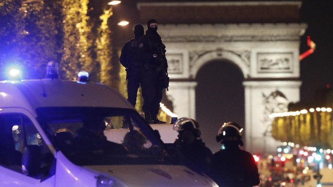 Pria bersenjata yang secara sengaja menyetir dan menabrak mobil polisi di Champs Elysees, Paris, Perancis merupakan salah seorang anggota gerakan islam radikal.