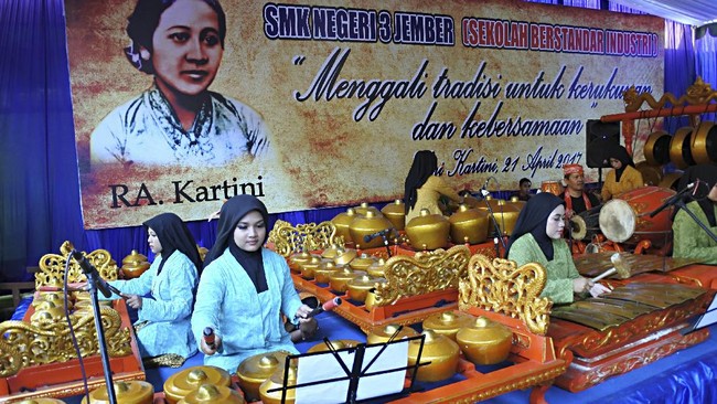Benar. Dia baru saja membuat sketsa tentang perempuan.