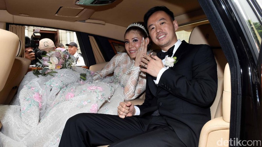 Olga Lydia resmi menikah dengan Aris Utama