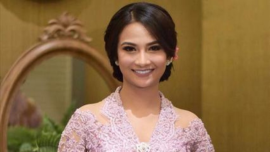 Vanessa Angel saat merayakan Hari Kartini.