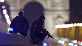ISIS Klaim Penembakan di Paris, Satu Polisi Tewas