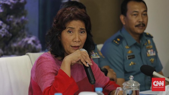 Menteri Susi menyatakan ada 12 kapal asing melakukan illegal fishing di Indonesia. Interpol dimintakan bantuan menangkap kapal-kapal yang telah kabur itu.
