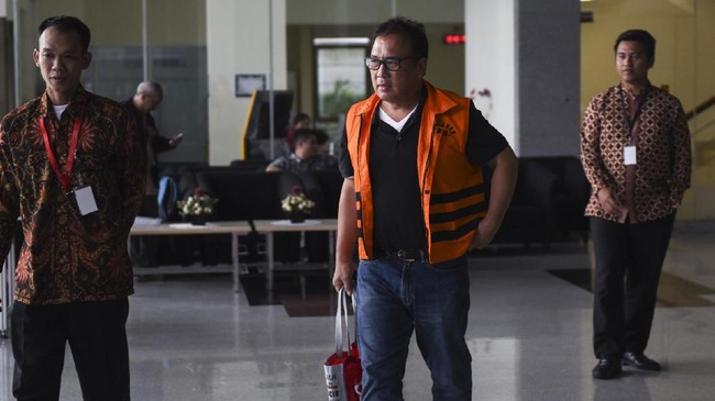 Terdakwa kasus suap Basuki Hariman mengatakan, dia dimintai uang oleh orang dekat Patrialis Akbar, Kamaluddin. Dia tidak tahu uang itu diberikan ke Patrialis.