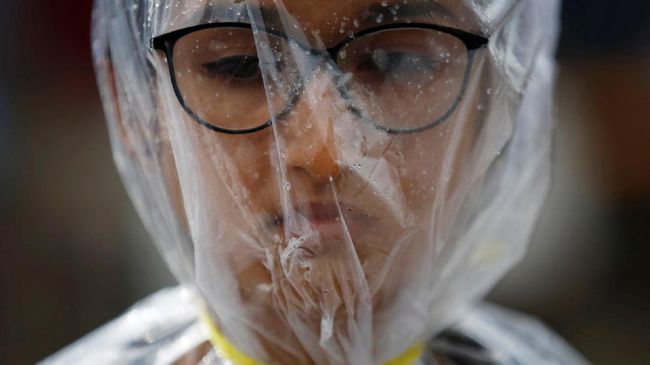 Gerakan "serangan plastik" yang memprotes penggunaan kemasan plastik di supermarket kian mencuri perhatian warga dunia.