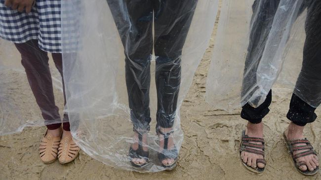 Tak melulu harus membawa sepatu treking saat mengunjungi dataran tinggi. Cari tahu kondisi medan sebelum membebani tas atau koper dengan barang bawaan.