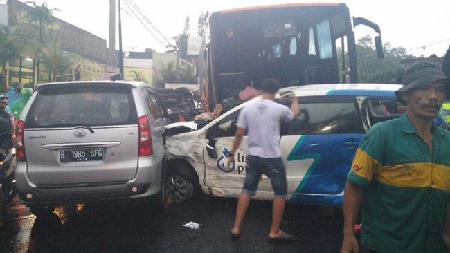 Korban tewas akibat kecelakaan maut di kawasan Puncak bertambah jadi empat orang. Supir bis telah ditahan polisi.
