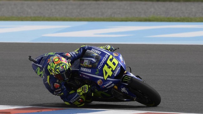 Valentino Rossi tak pedulikan kritik yang didapatnya di tiga seri awal MotoGP 2017. Rossi tidak khawatir selalu kesulitan di latihan bebas dan kualifikasi.