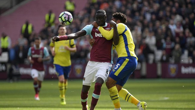 Everton sukses menahan imbang tim tuan rumah West Ham United tanpa gol. The Toffees sukses menyalip posisi Arsenal di peringkat keenam.
