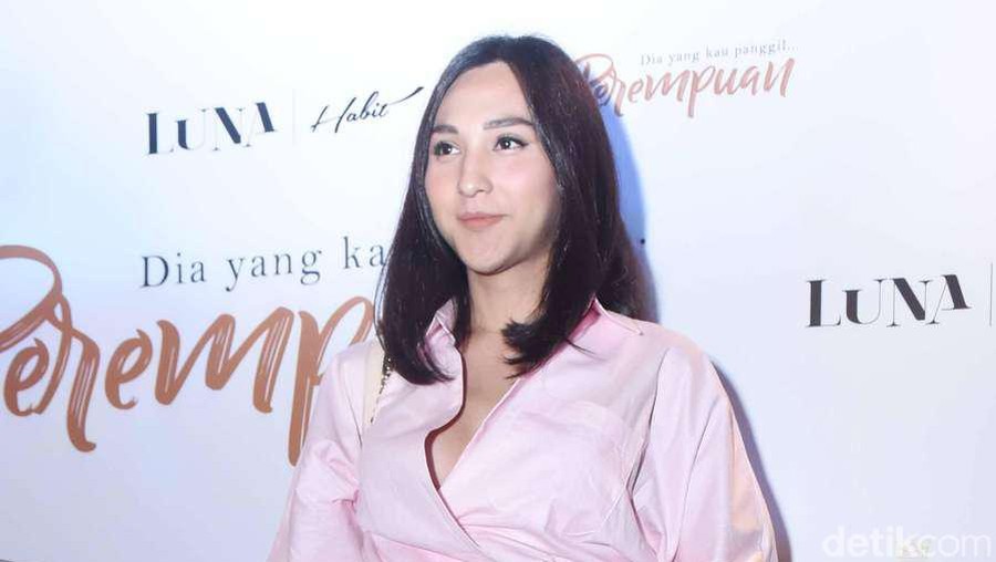 Kuliah Desain dan Hukum Deretan lika-liku perjalanan hidup Dena Rachman sebagai seorang transgender di antara kontroversi dan prestasi.