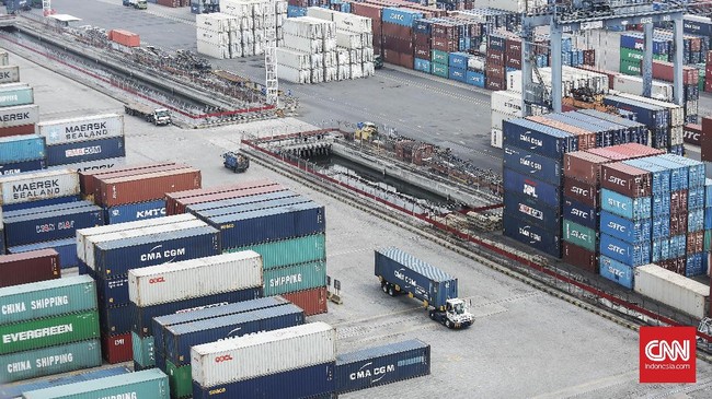 Remaja Bangladesh 'Ngumpet' di Kontainer, Terbawa Sampai Malaysia Seorang remaja Bangladesh dilaporkan terkunci ketika bermain di dalam kontainer. Ketika tersadar, ia sudah di Malaysia.