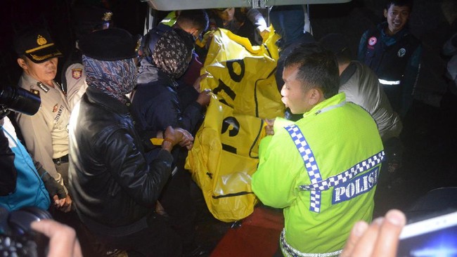 Para pendaki naik melalui Pos Dieng yang dalam keadaan hujan, pada Minggu pagi. Saat sampai di dekat sebuah menara di puncak, mereka tersambar petir.